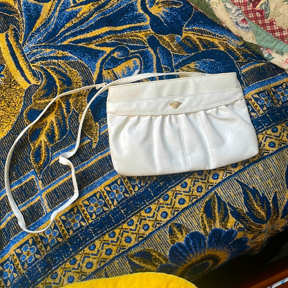White shell purse/ bag